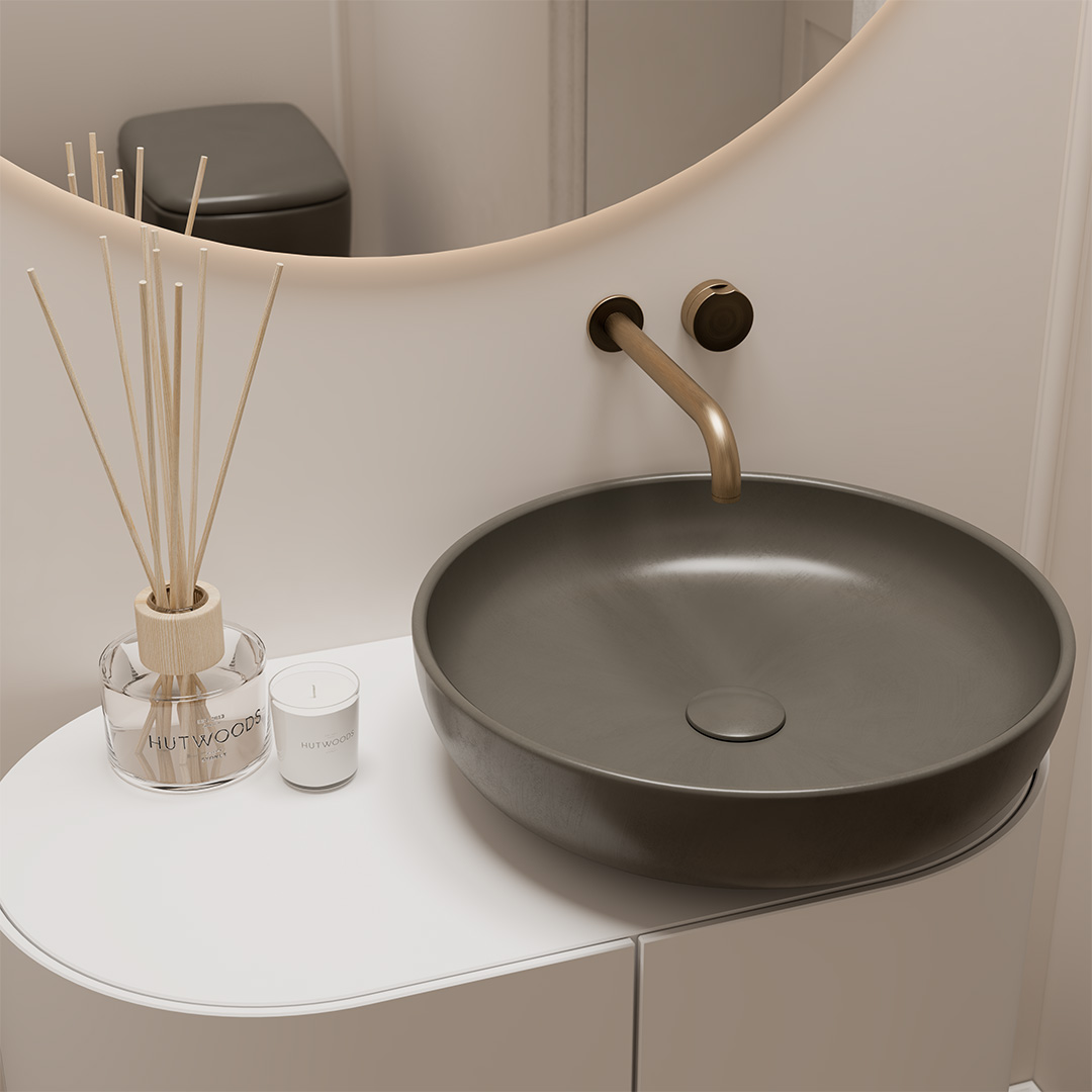 Lavabo da appoggio scuro e rubinetteria a parete in ottone